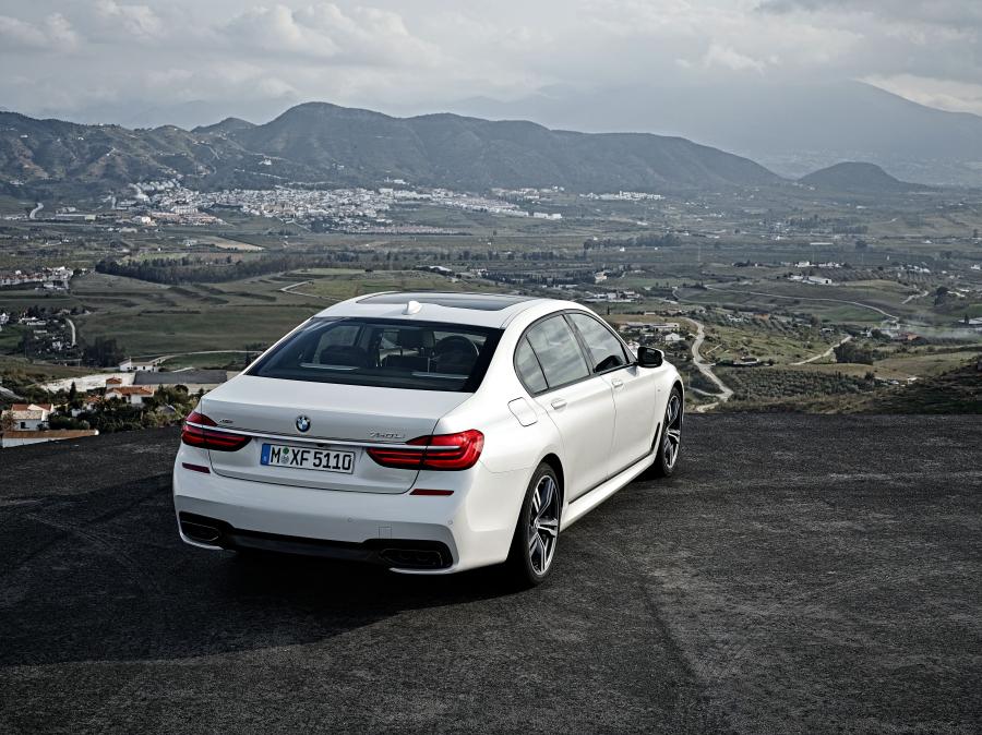  BMW 750Li xDrive M Sport 2015 года  (фото 10 из 22)